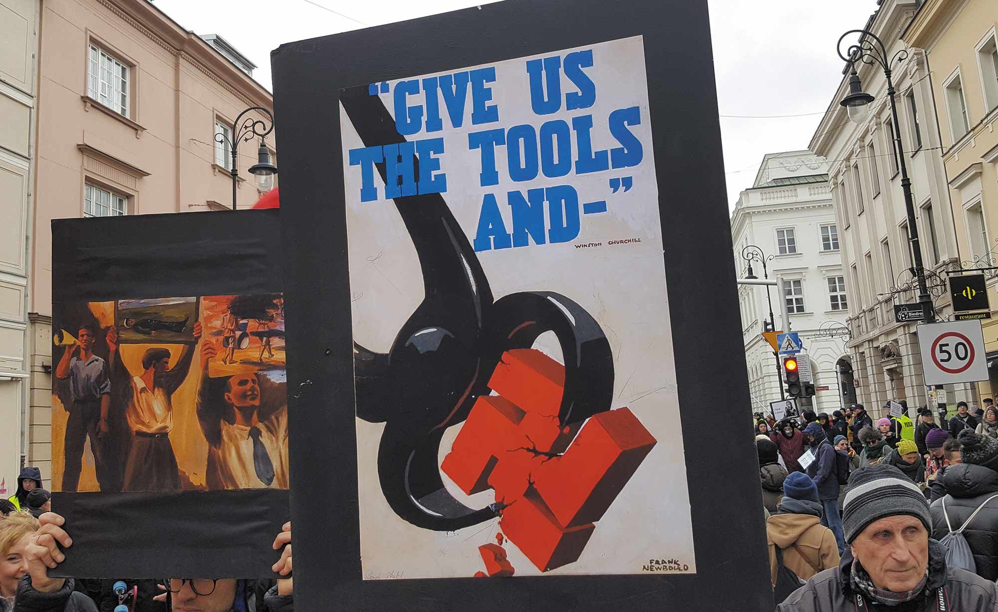 Demonstration of paintings, an artistic block organised by the Consortium for Postartistic Practices in March 2019 to contribute to anti-fascist and anti-racist demonstration. Photo by the author.