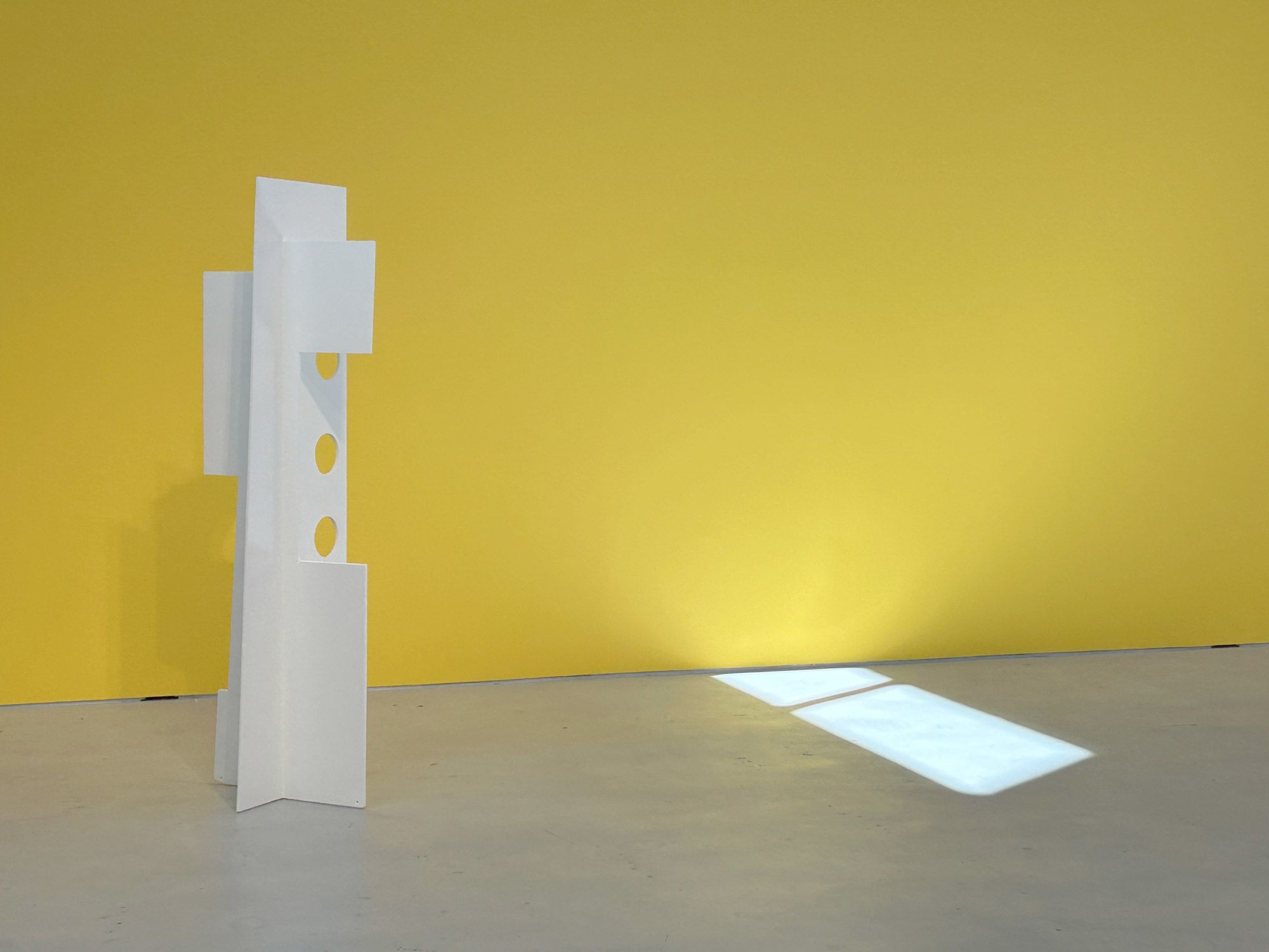 David Smith, Untitled, 1963. Steel, paint, 220 x 65.7 x 82.9  cm / 86 5/8 x 25 7/8 x 32 5/8 inches. Photo: the author. 