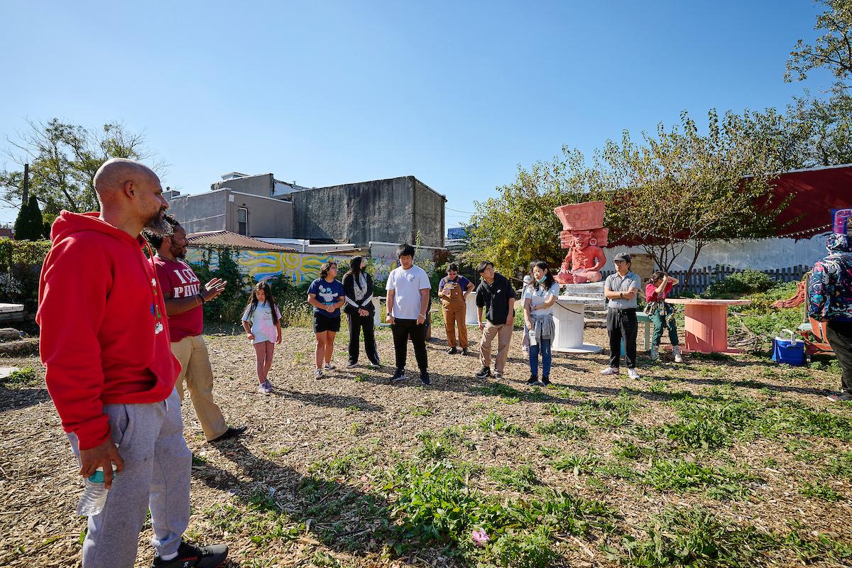 Photo courtesy of Albert Yee. Students and Education teachers in Inglesas Garden.