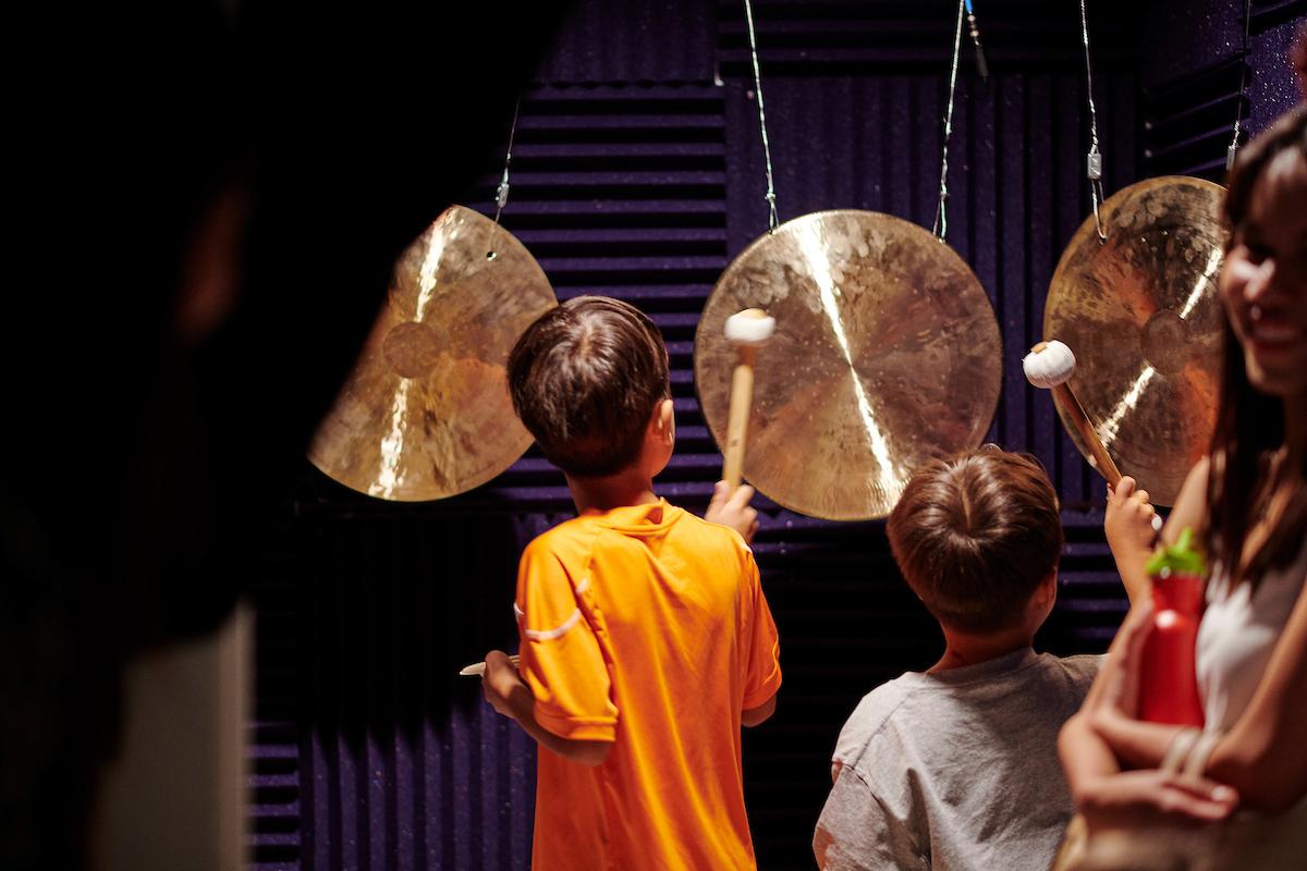 Photo courtesy of Albert Yee. Kids hit the gongs in the sound room.