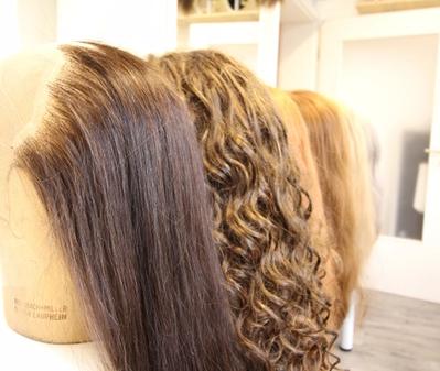 Perücken in diversen Längen und Farben | Foto: Romy Danko © Romy Danko