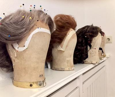 Verschiedene frisierte Echthaarperücken | Foto: Michael Badent © Michael Badent