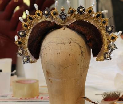 Gestell & Schmuck für Renaissancefrisur | Foto: Michael Badent © Michael Badent