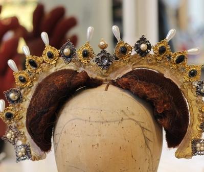 Gestell & Schmuck für Renaissancefrisur | Foto: Michael Badent © Michael Badent