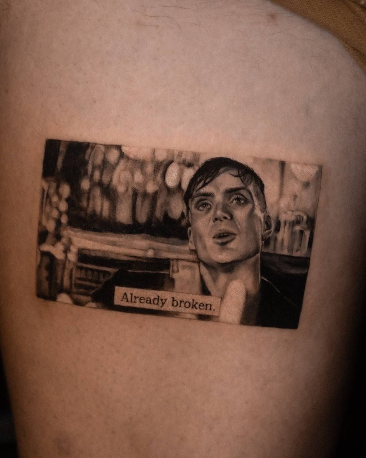 Schwarz-Grau-Mikrorealismus-Tattoo von Arthur Shelby aus Peaky Blinders