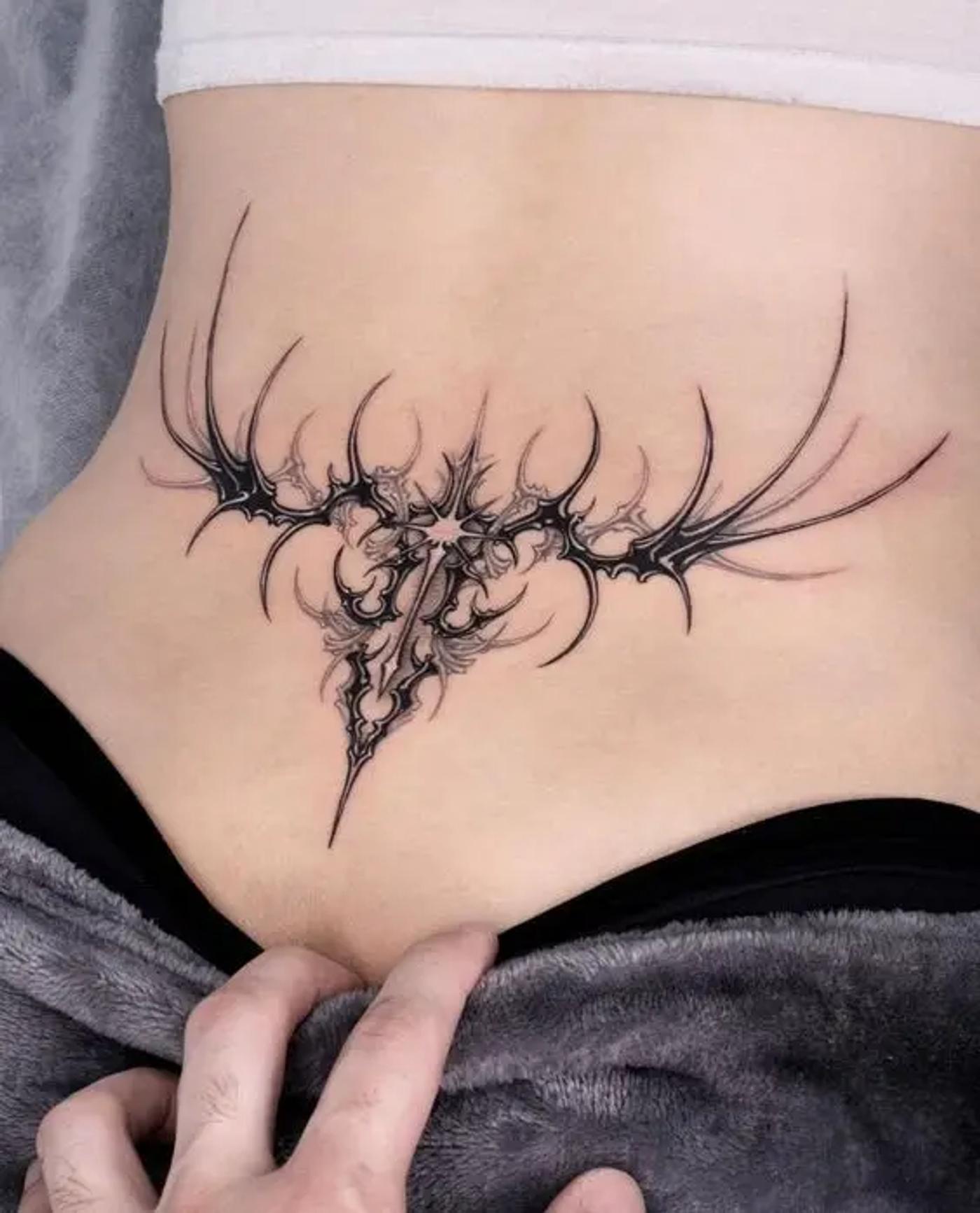 Dreidimensionales Cyber-Sigilism-Tattoo am unteren Rücken