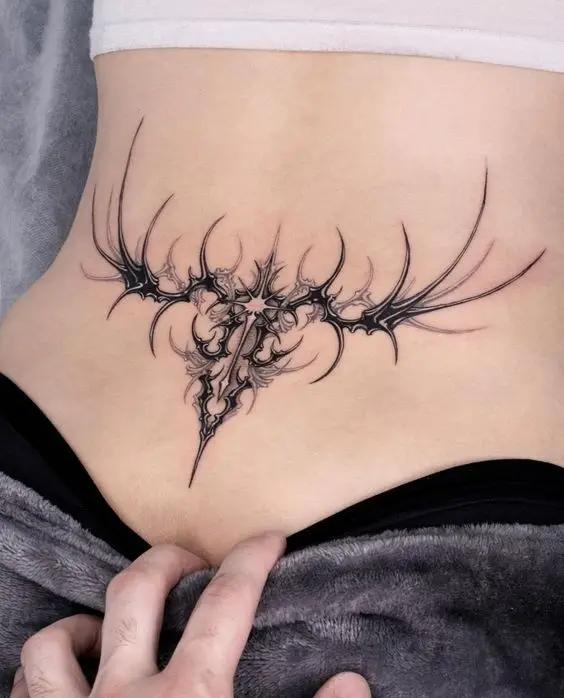 Dreidimensionales Cyber-Sigilism-Tattoo am unteren Rücken