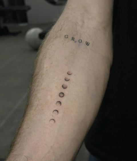 Feines Fineline-Tattoo der Mondphasen
