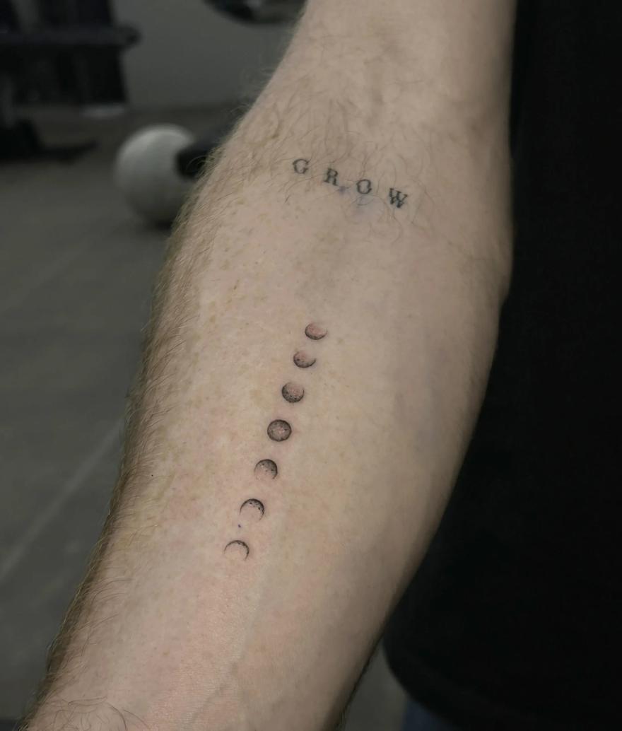 Feines Fineline-Tattoo der Mondphasen