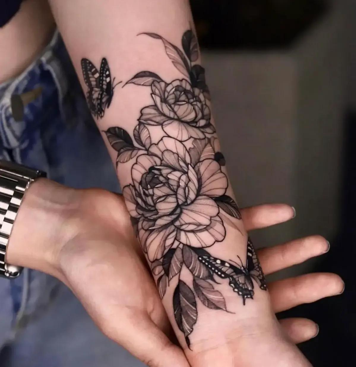 Dunkles florales Tattoo