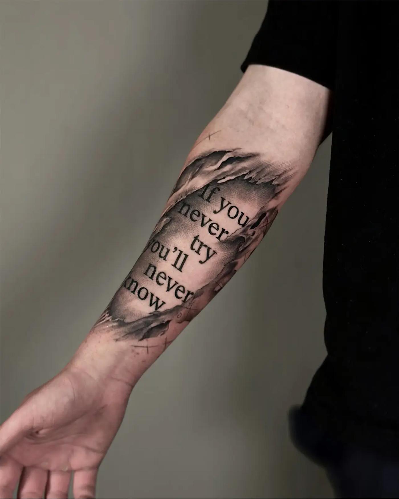 Schwarz-Grau-Tattoo mit Schriftzug