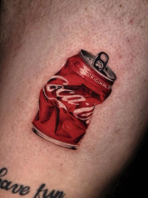 Winziges Farb-Mikrorealismus-Tattoo einer Getränkedose