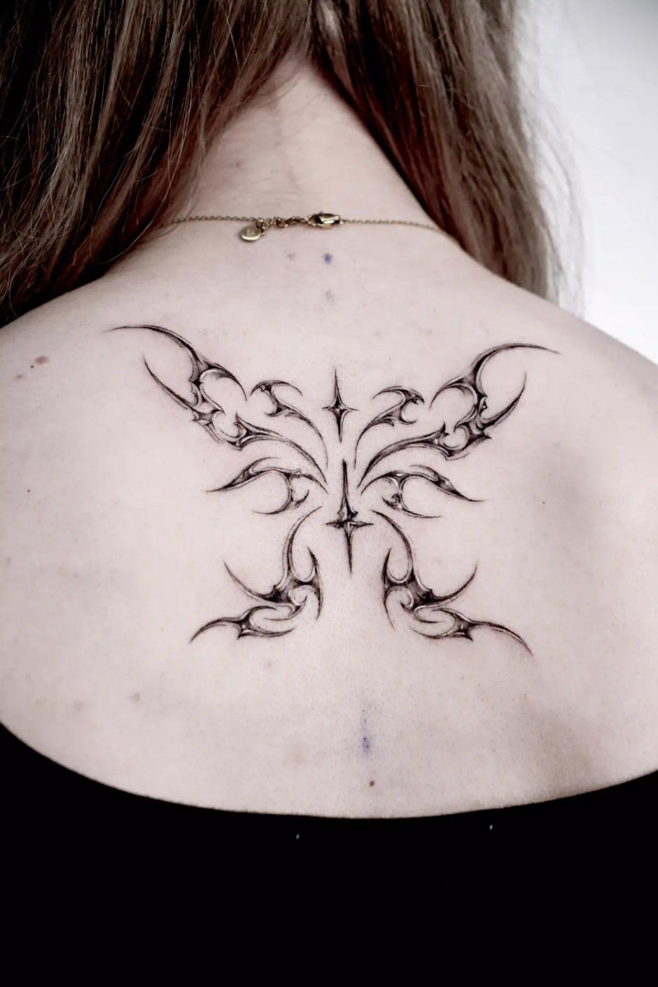 Cyber-Sigilism-Rückentattoo