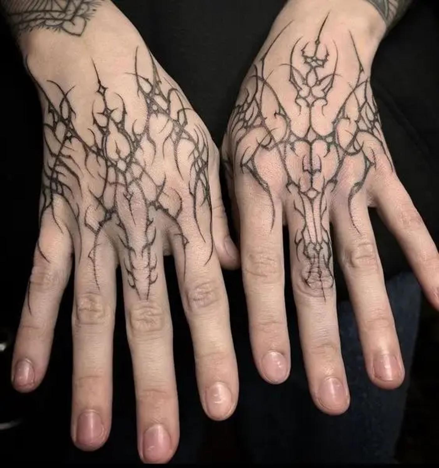 Cyber-Sigilism-Tattoo an der Hand