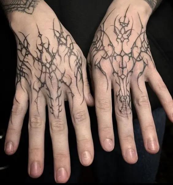 Cyber-Sigilism-Tattoo an der Hand