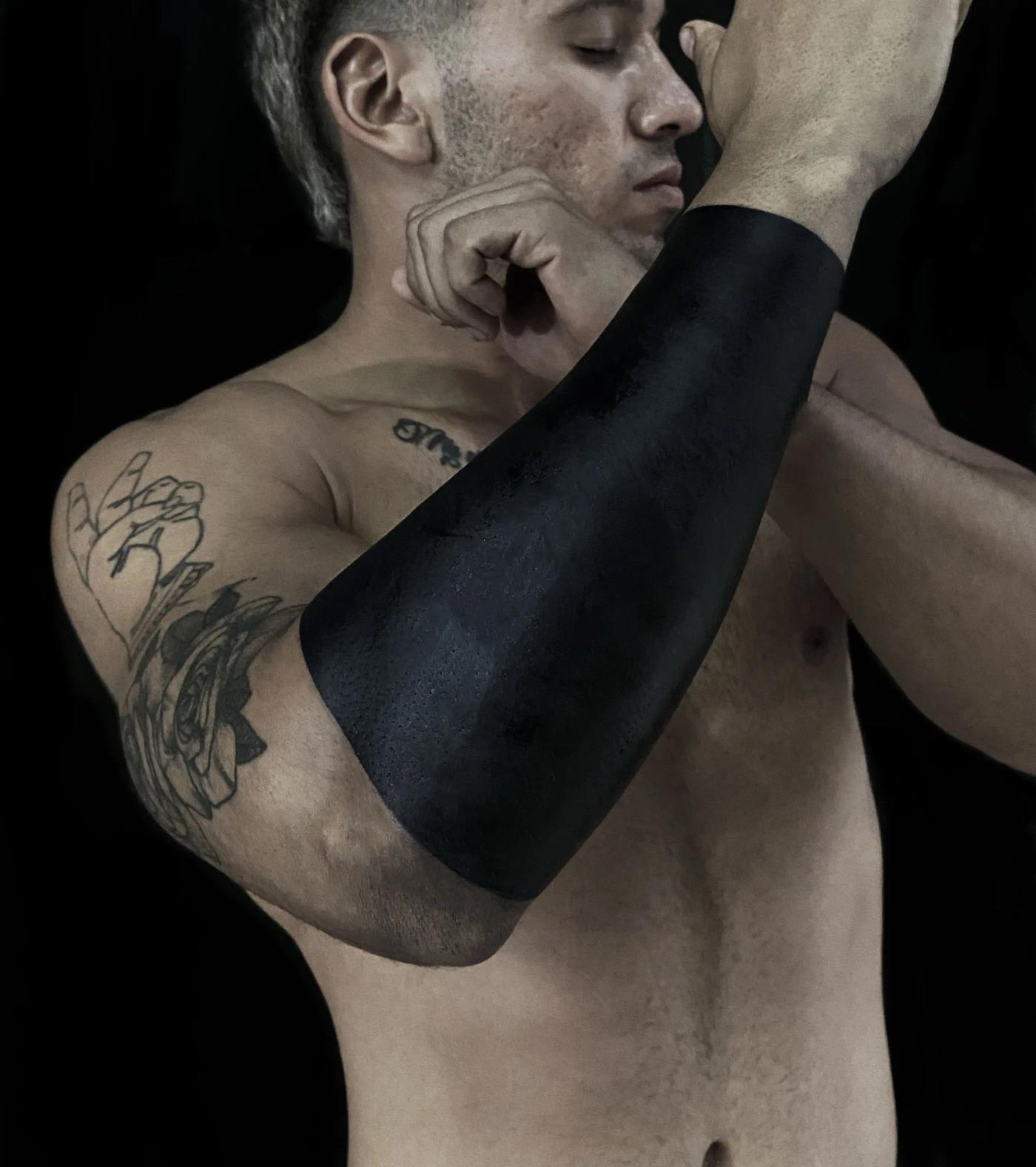 Klares, mattes Blackout-Tattoo am Unterarm, das Arturos Präzision in flächiger Füllung und glattem Finish zeigt.