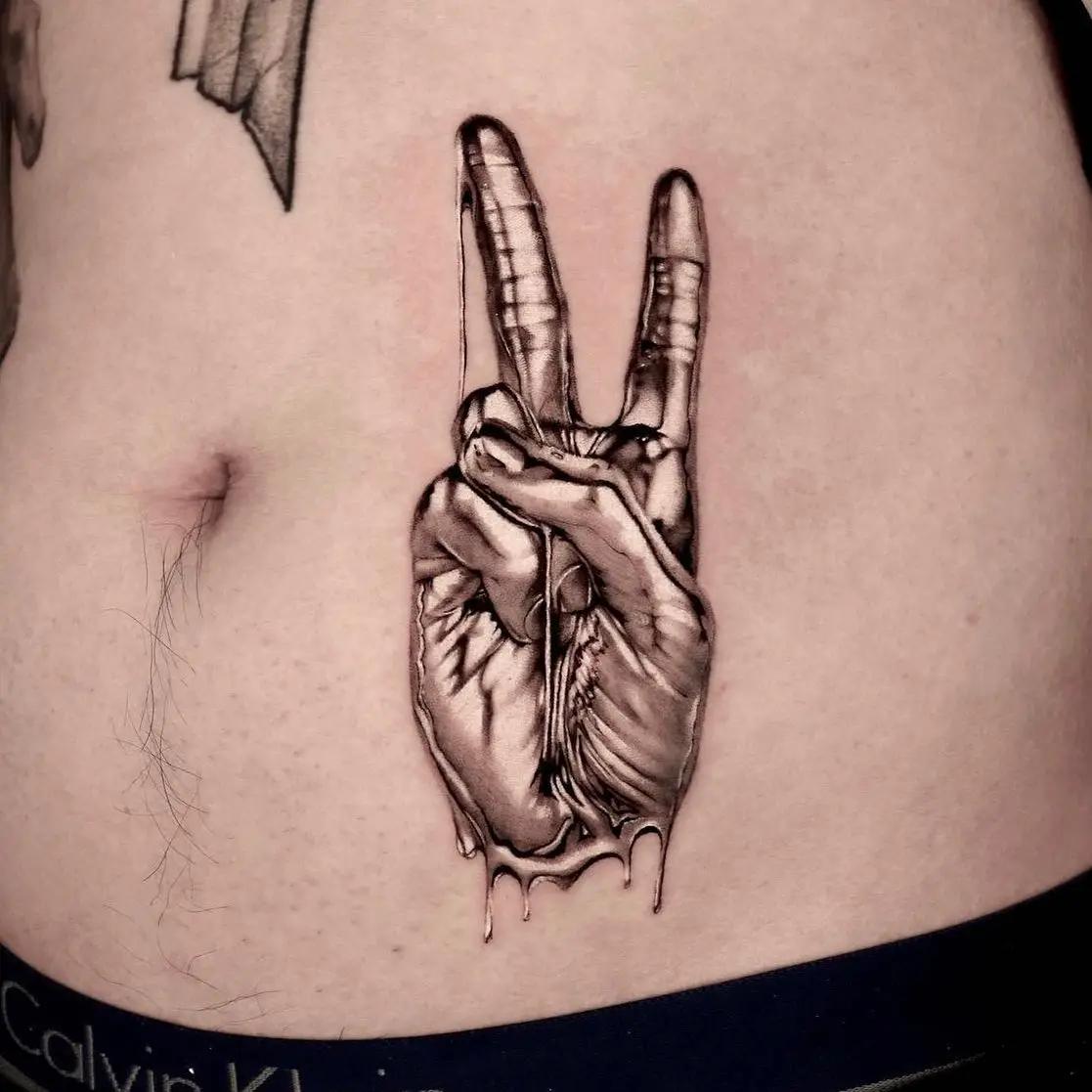 Chrome-Tattoo einer Peace-Handgeste