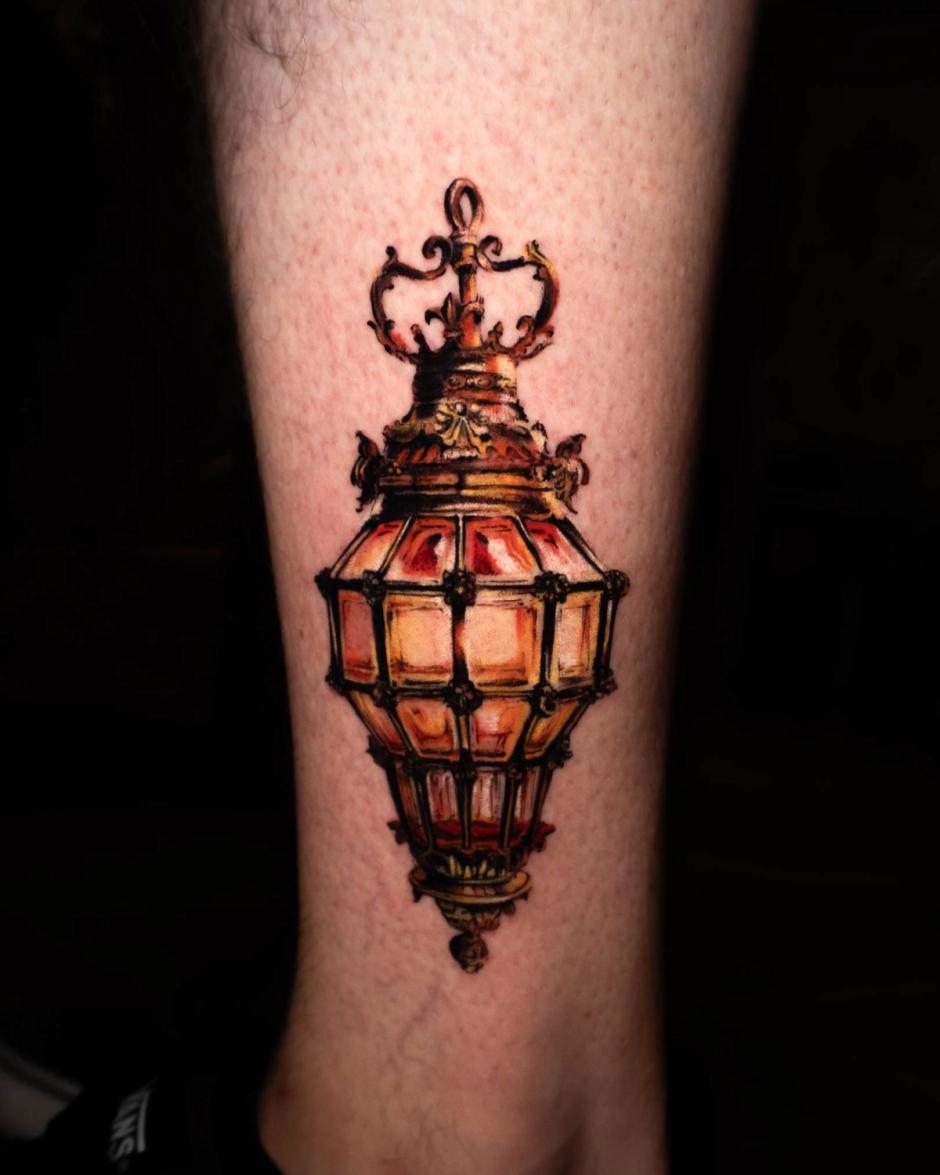 Farb-Mikrorealismus-Tattoo einer alten Öllampe