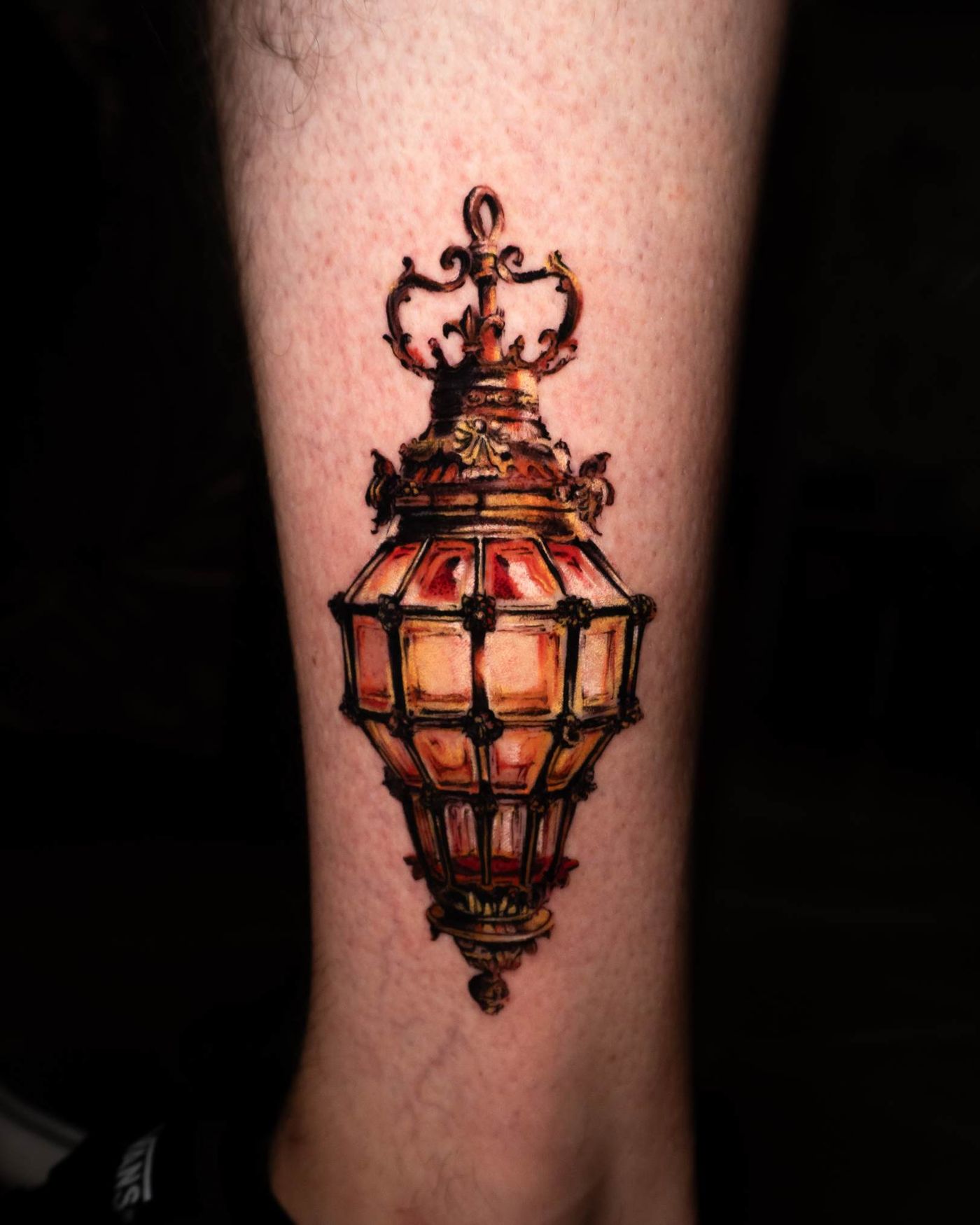 Farb-Mikrorealismus-Tattoo einer alten Öllampe