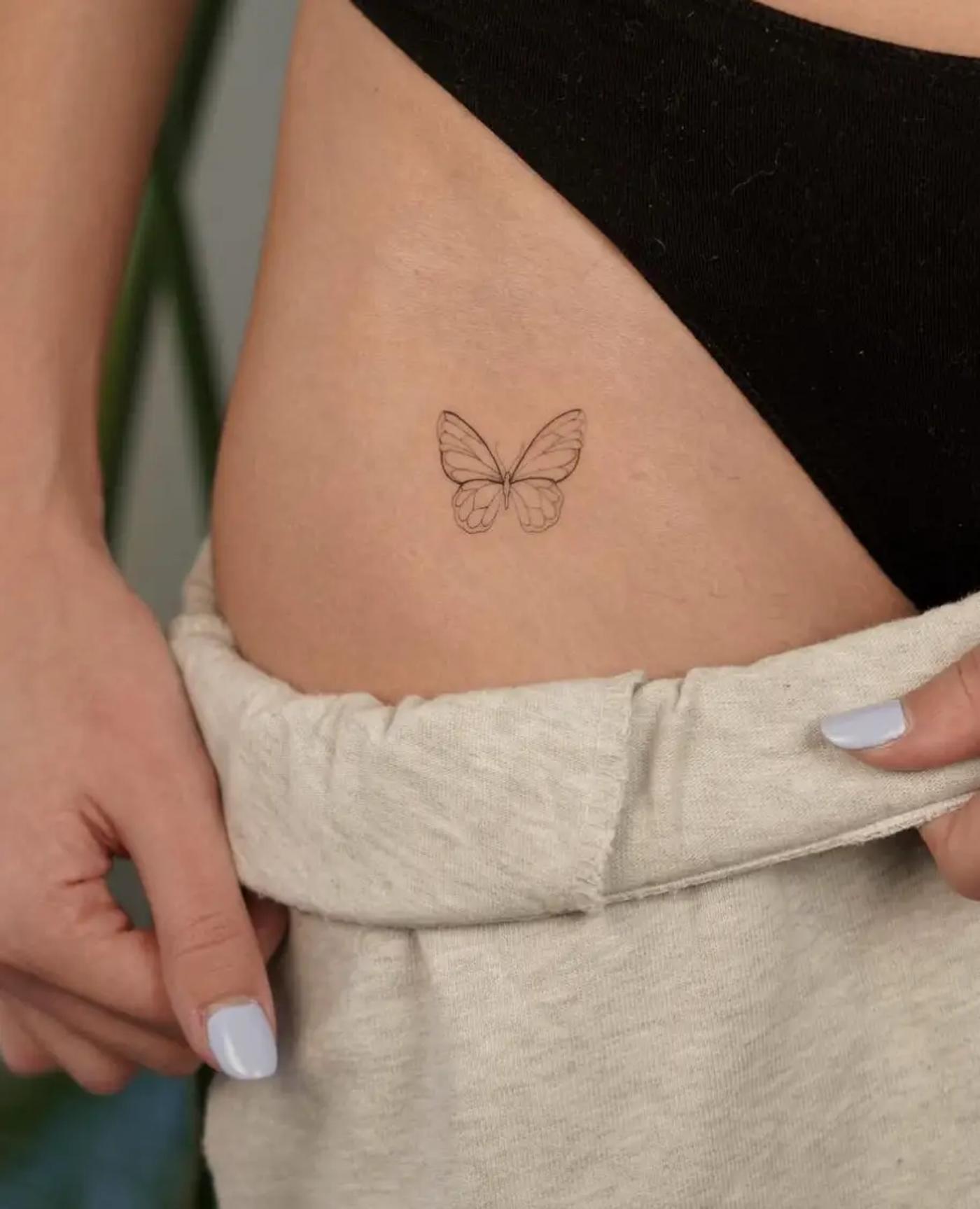 Minimalistisches Fineline-Tattoo eines Schmetterlings