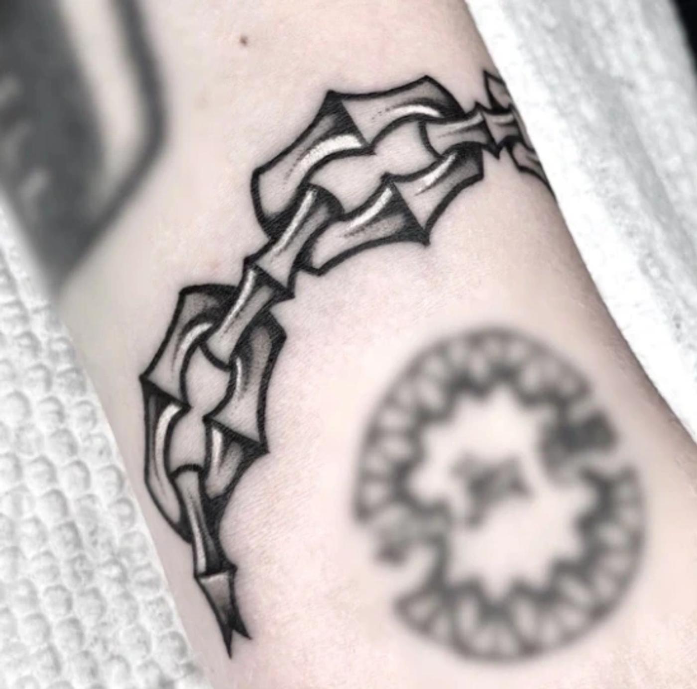 Traditionelles Schwarz-Weiß-Tattoo einer Kette