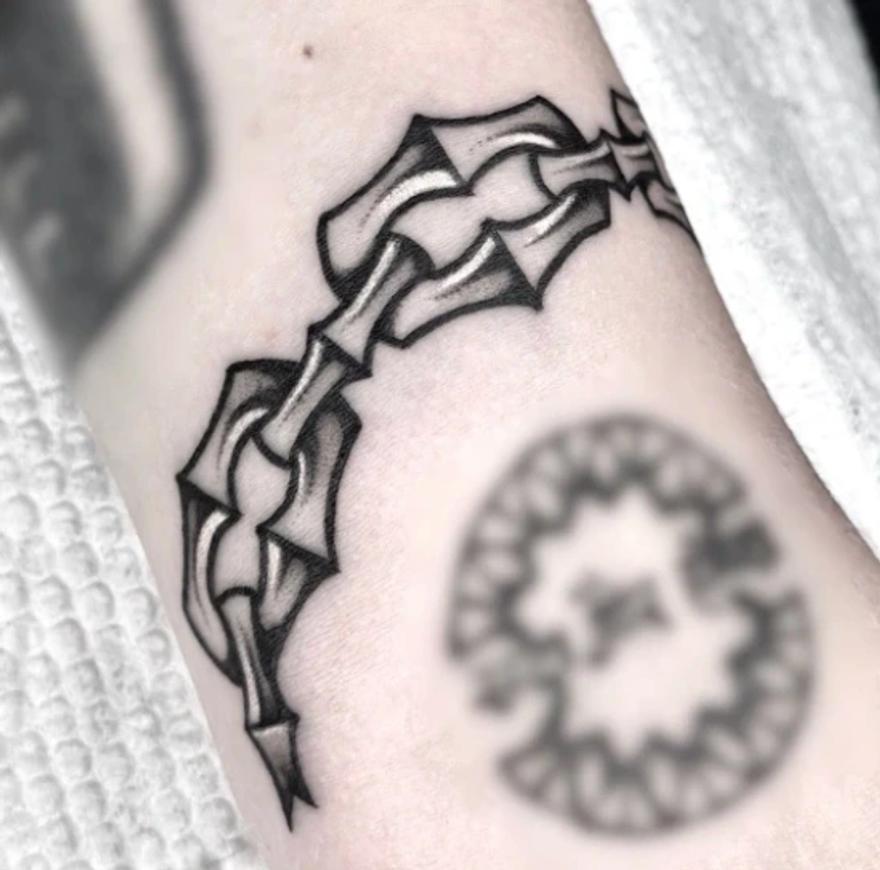 Traditionelles Schwarz-Weiß-Tattoo einer Kette