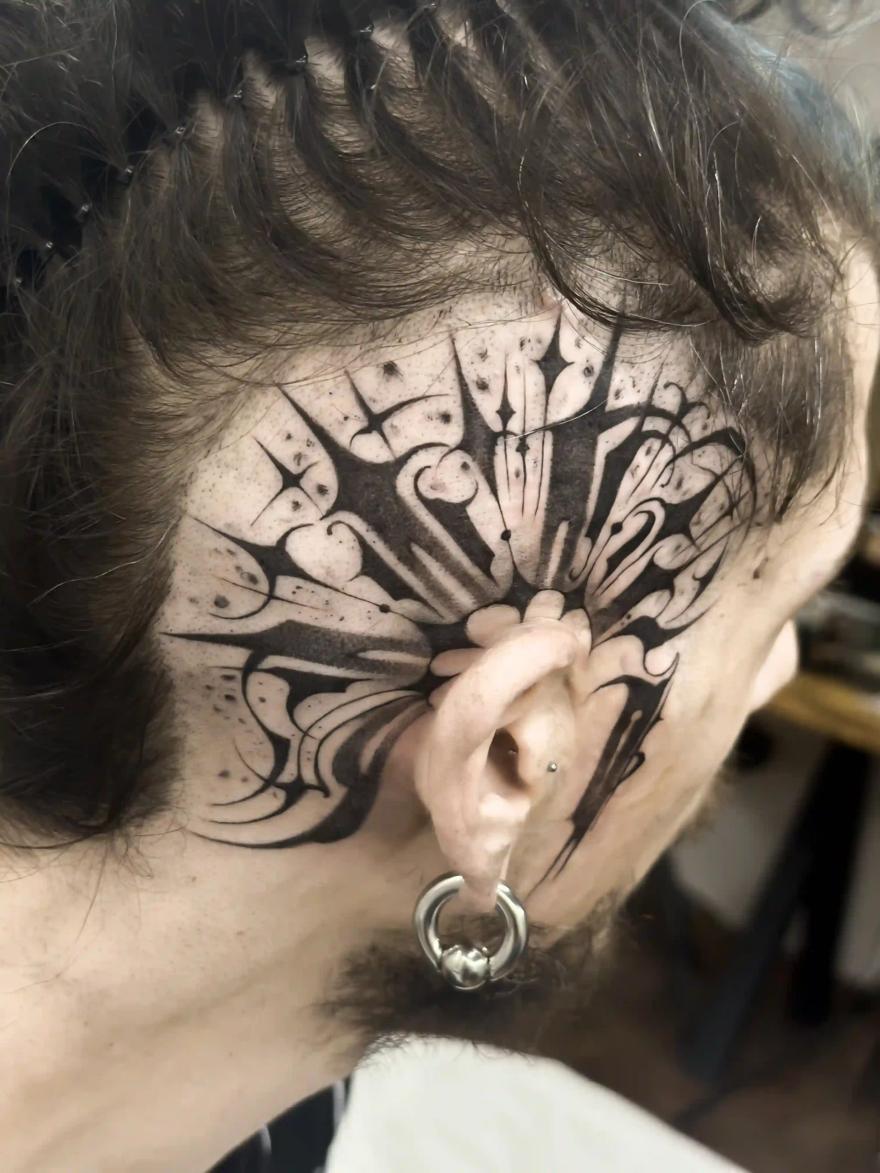 Ornamentales, abstraktes Blackwork-Tattoo am Kopf