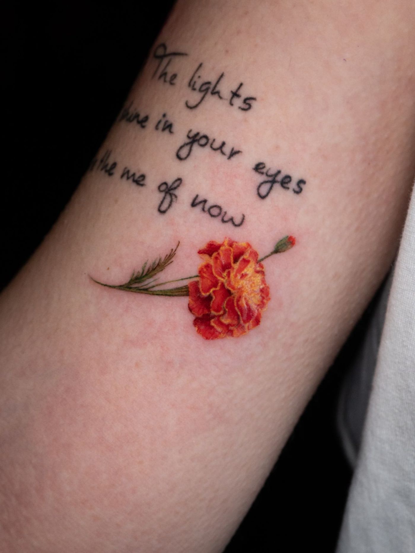 Winziges Farb-Mikrorealismus-Tattoo einer Blume