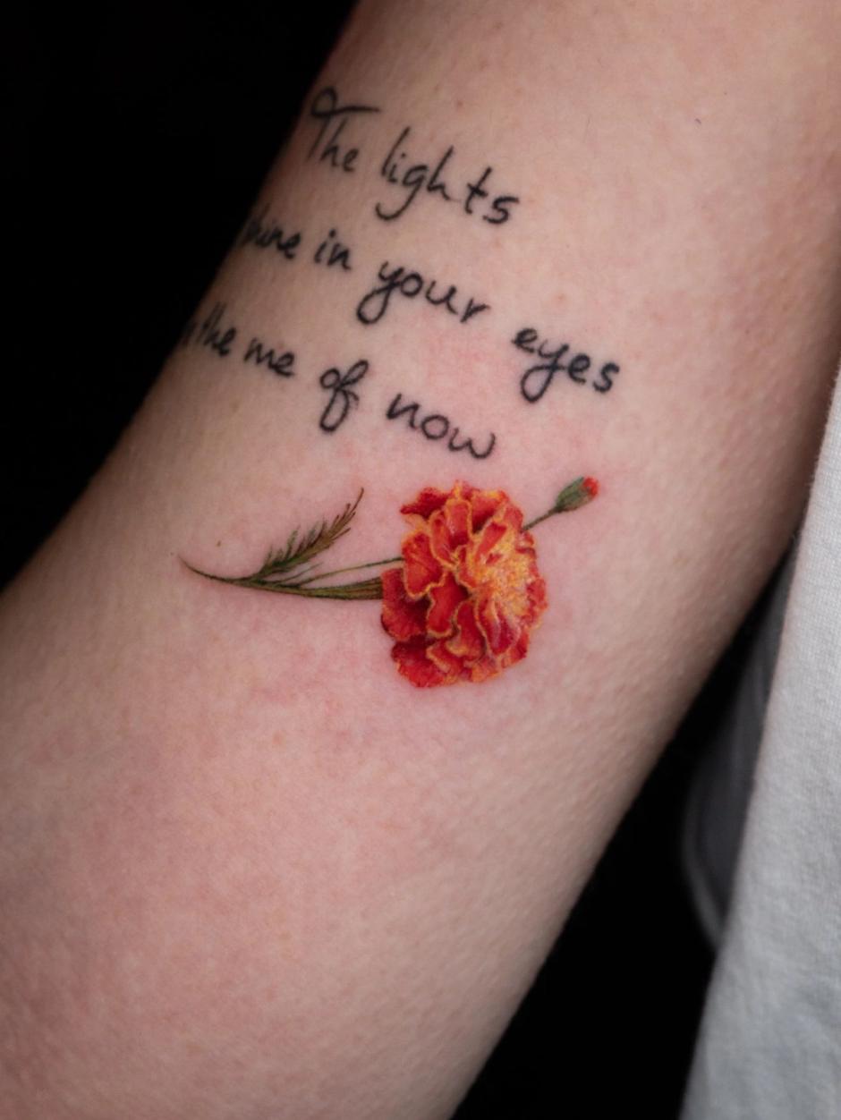Winziges Farb-Mikrorealismus-Tattoo einer Blume