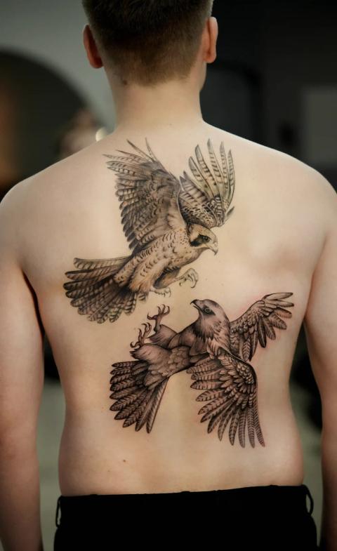 Fineline-Mikrorealismus-Tattoo eines Falken