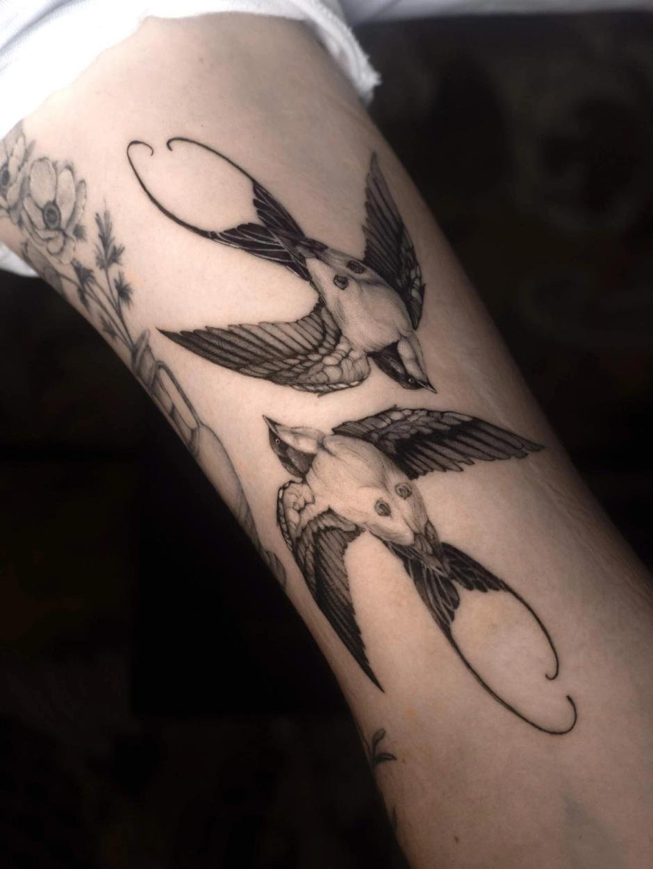 Schwarz-Grau-Mikrorealismus-Tattoo einer Schwalbe
