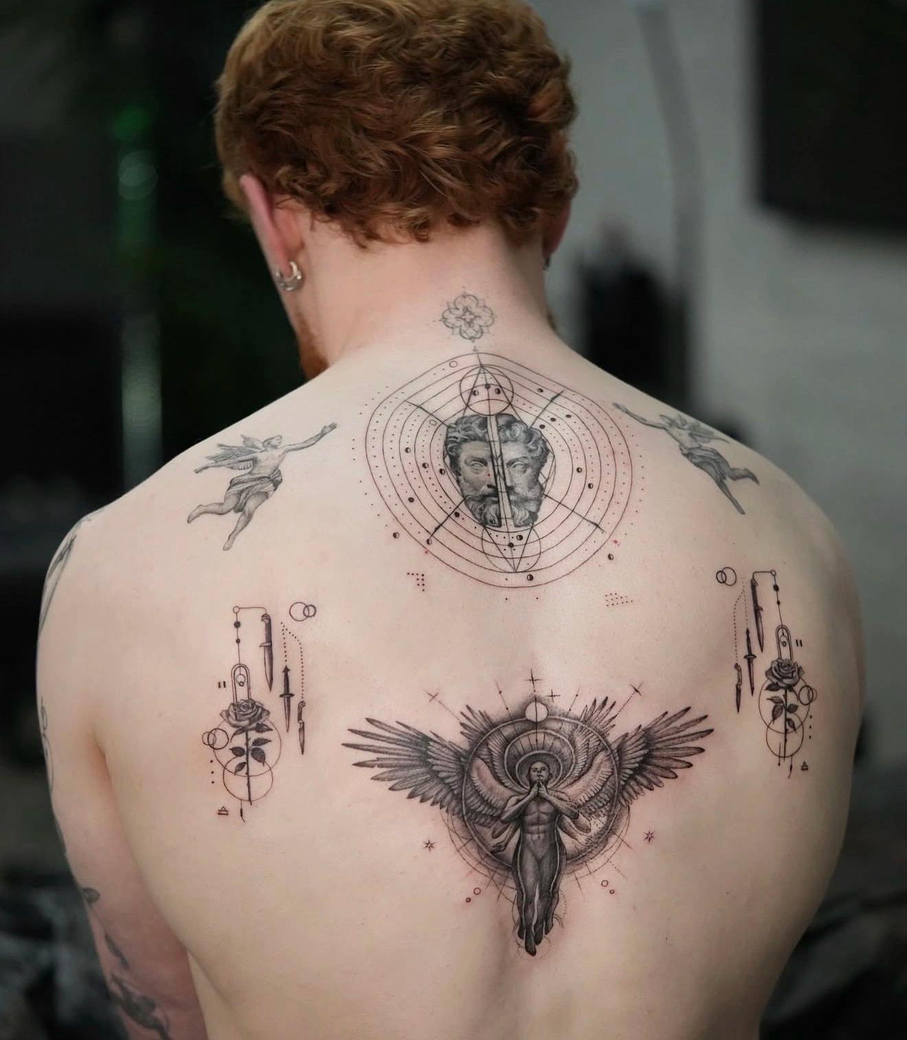 Konzeptuelles Rückentattoo in Fineline und Mikrorealismus, Schwarz-Grau