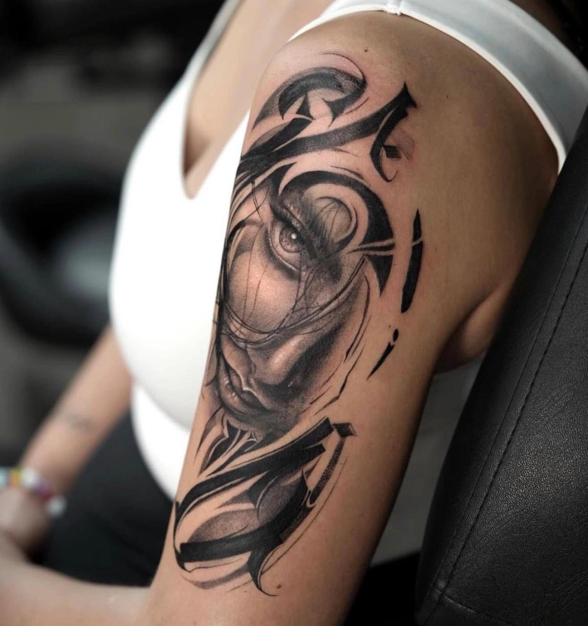 Schwarz-Grau-Sleeve mit kräftiger Kalligrafie und realistischem Gesicht