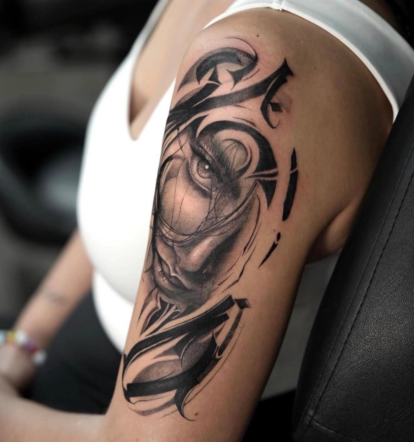 Schwarz-Grau-Sleeve mit kräftiger Kalligrafie und realistischem Gesicht