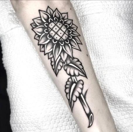 Traditionelles Schwarz-Weiß-Tattoo einer Sonnenblume