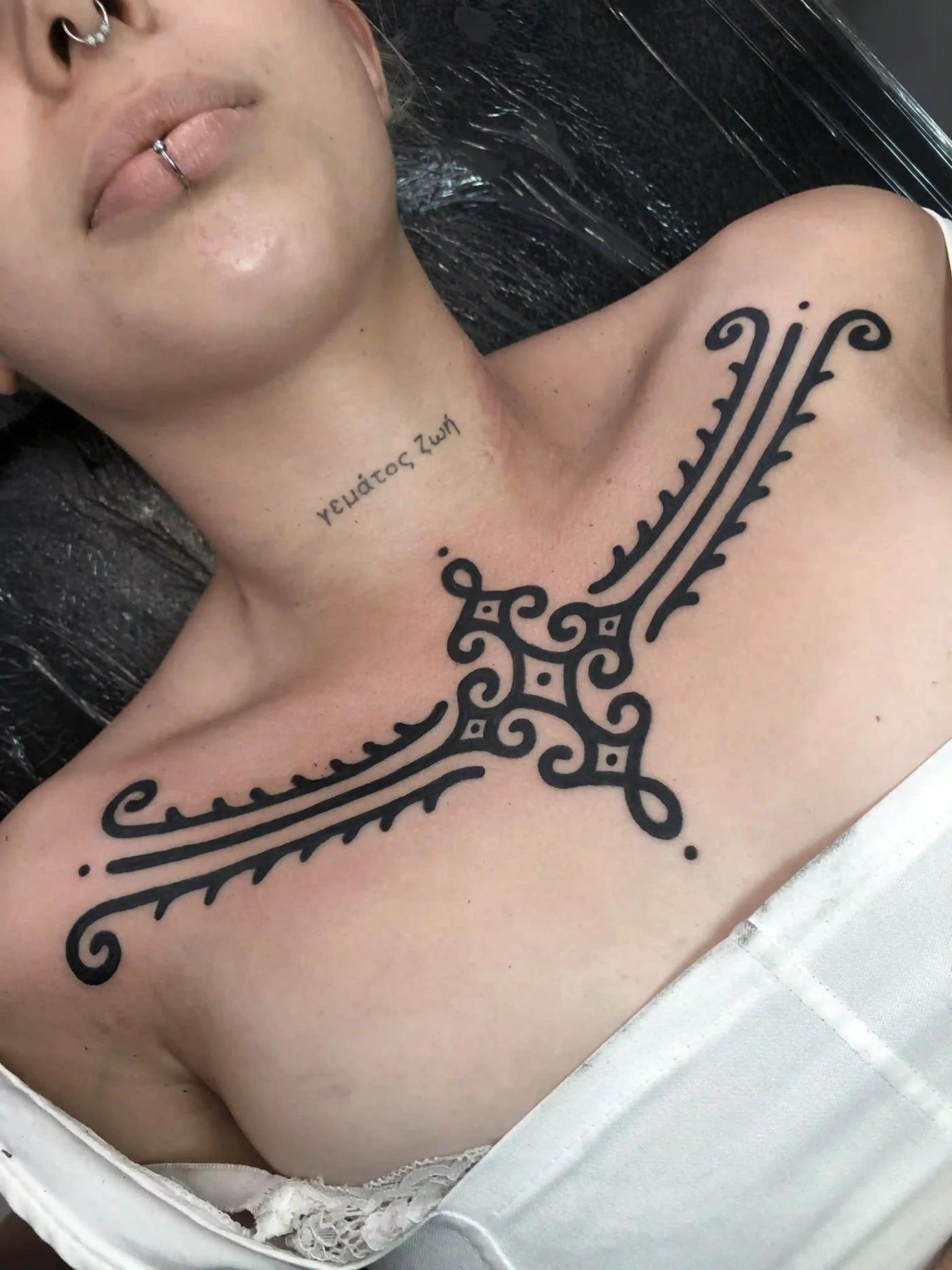 Kräftiges ornamentales Tattoo auf der Brust