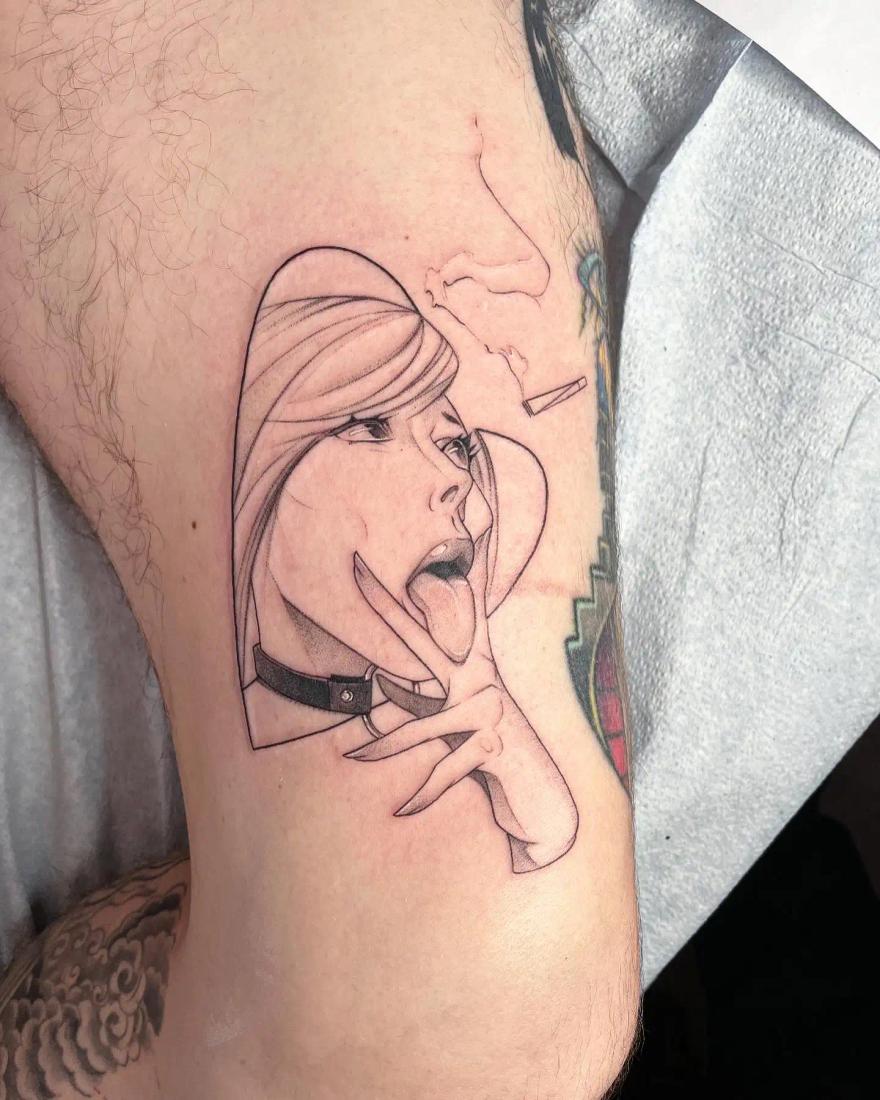 Fineline-Tattoo eines stilisierten Frauengesichts mit herausgestreckter Zunge und posierten Fingern, in einer minimalistischen Herzform mit leichter Schattierung am Oberschenkel.