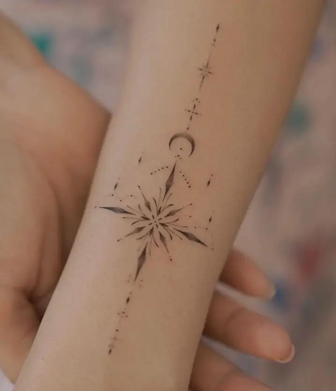Ornamentales Fineline-Tattoo am Arm