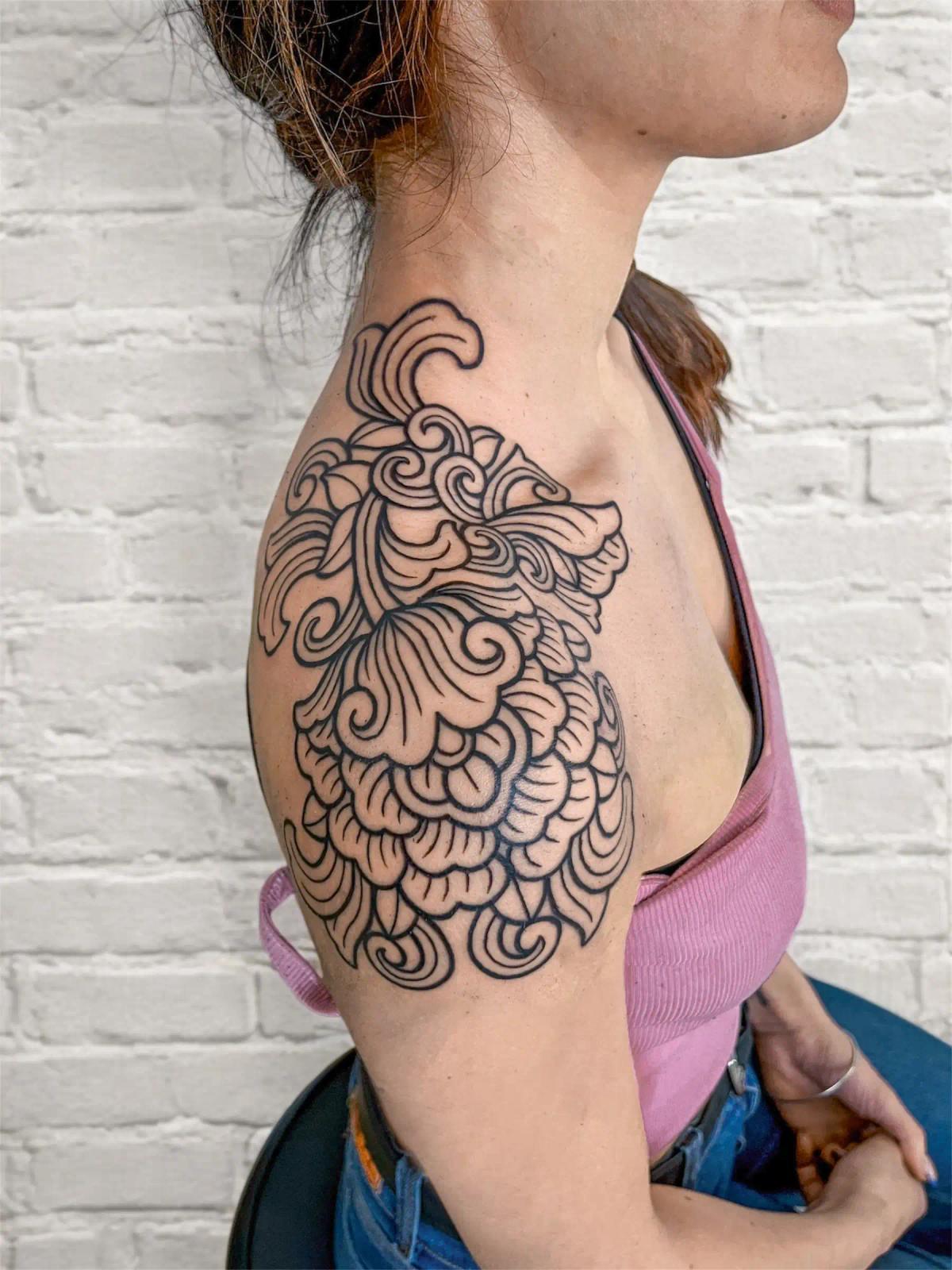Kräftiges Linework-Tattoo an der Schulter