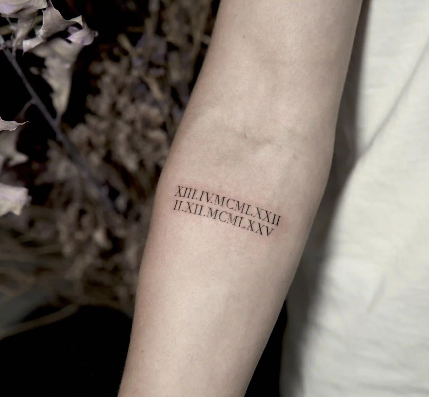 Fineline-Tattoo mit römischem Schriftzug