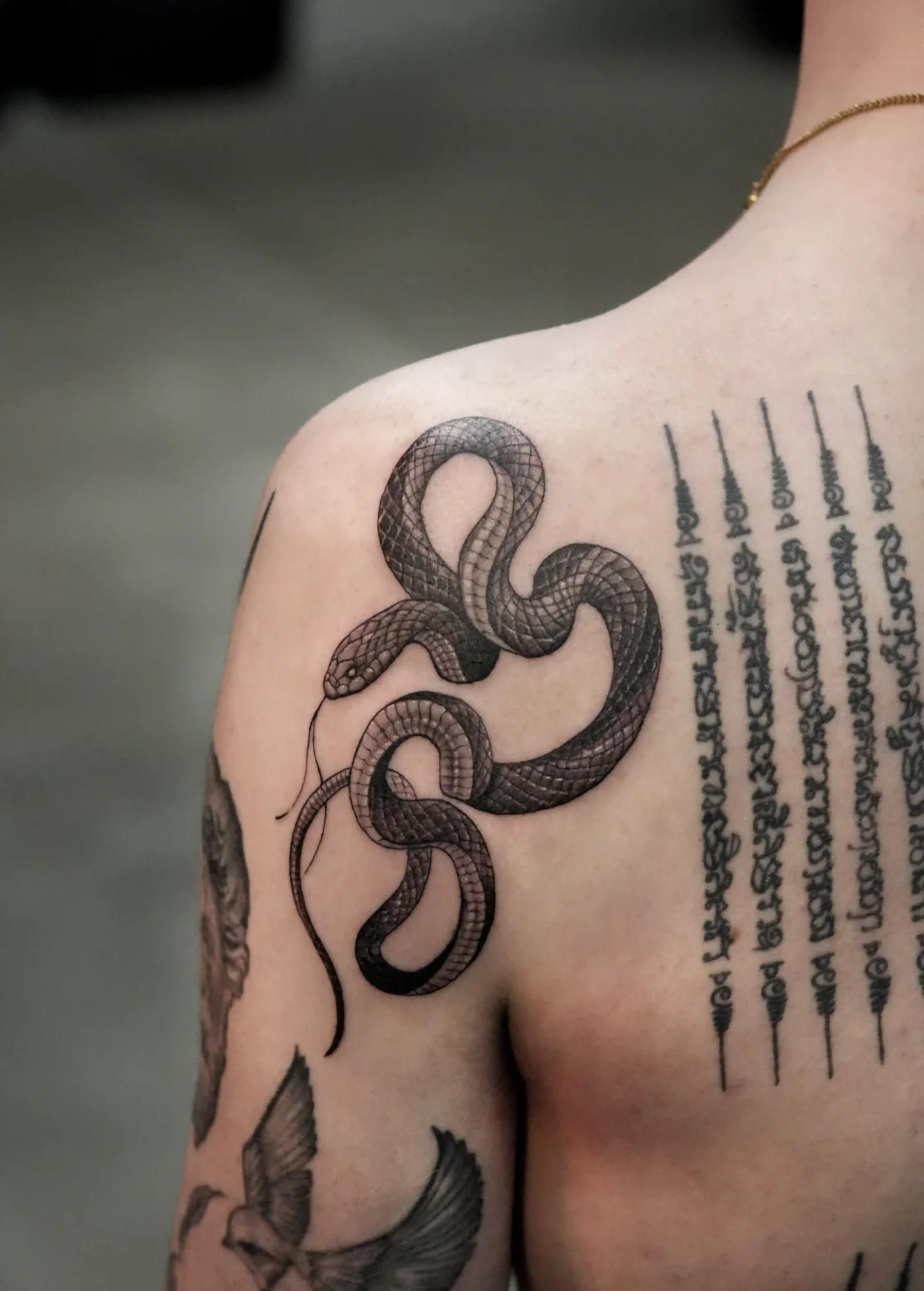 Fineline-Mikrorealismus-Tattoo einer Schlange