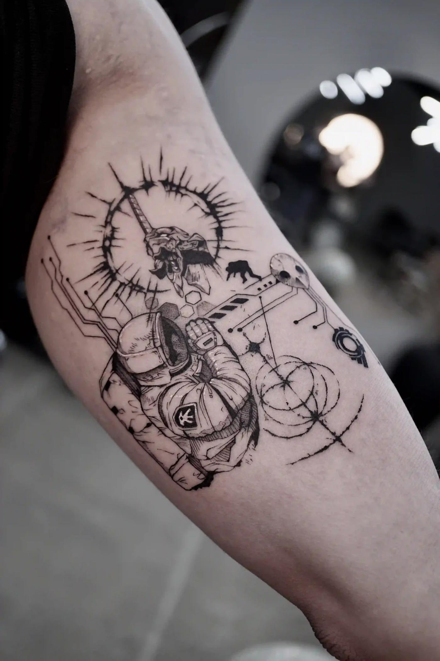 Blackwork-Tattoo im Sketch-Anime-Stil eines Astronauten, umgeben von geometrischen Formen, Schaltkreis-Linien und einer Hand, die ein Schwert in einem strahlenden Heiligenschein hält.