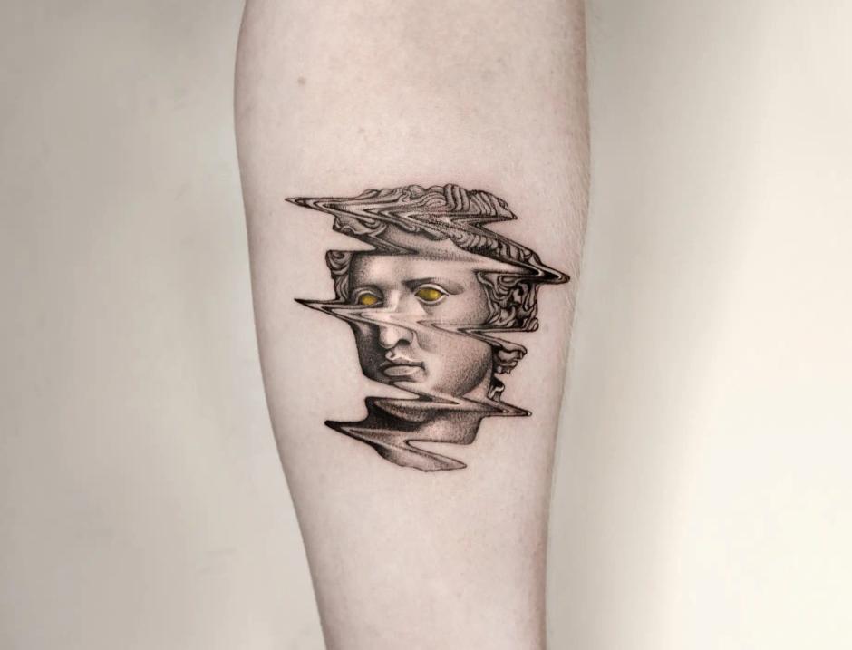 Tattoo einer römischen Büste mit goldenen Augen