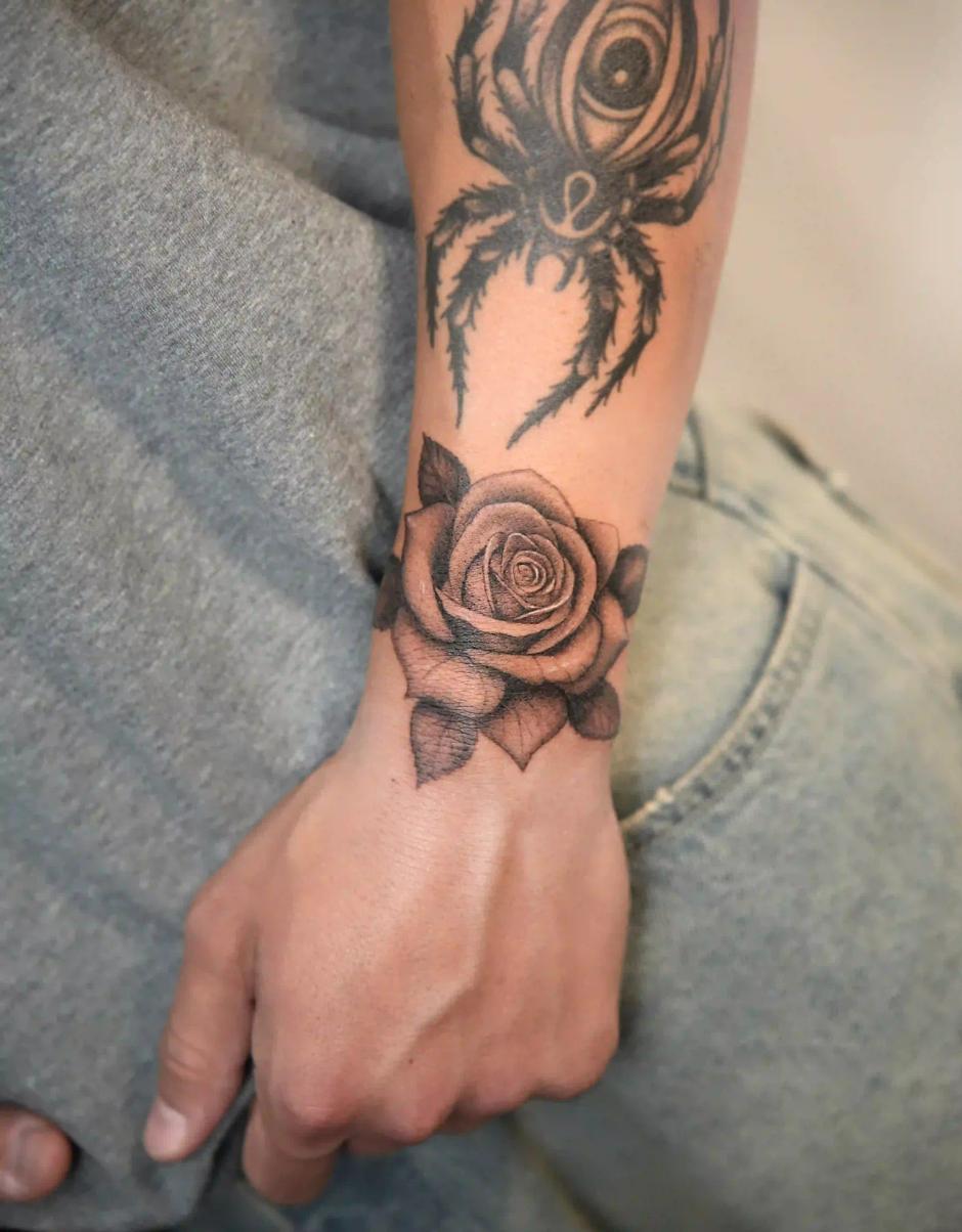 Schwarz-Grau-Tattoo einer Rose
