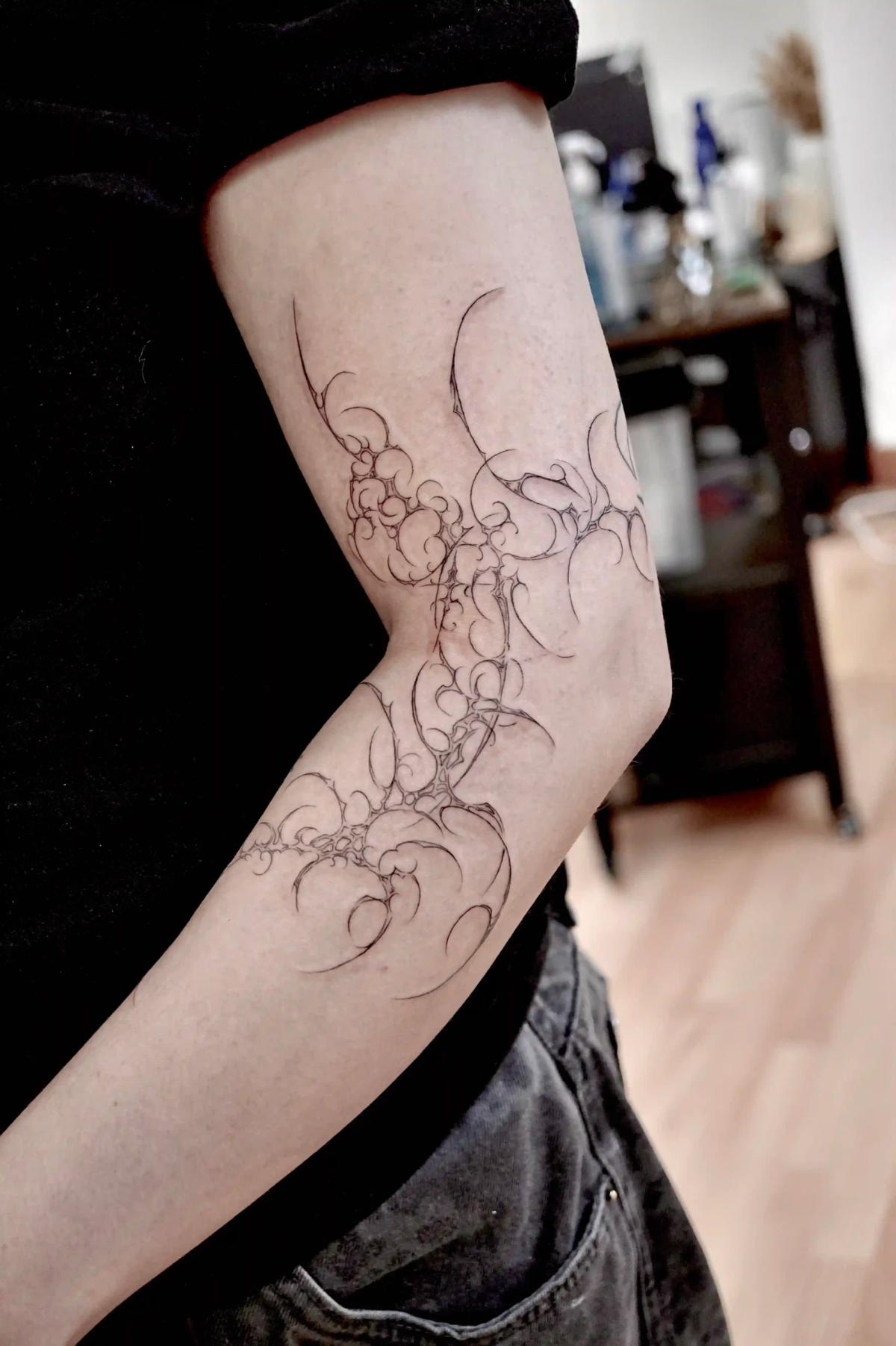 Schwarzes Fineline-Sigilism-Tattoo