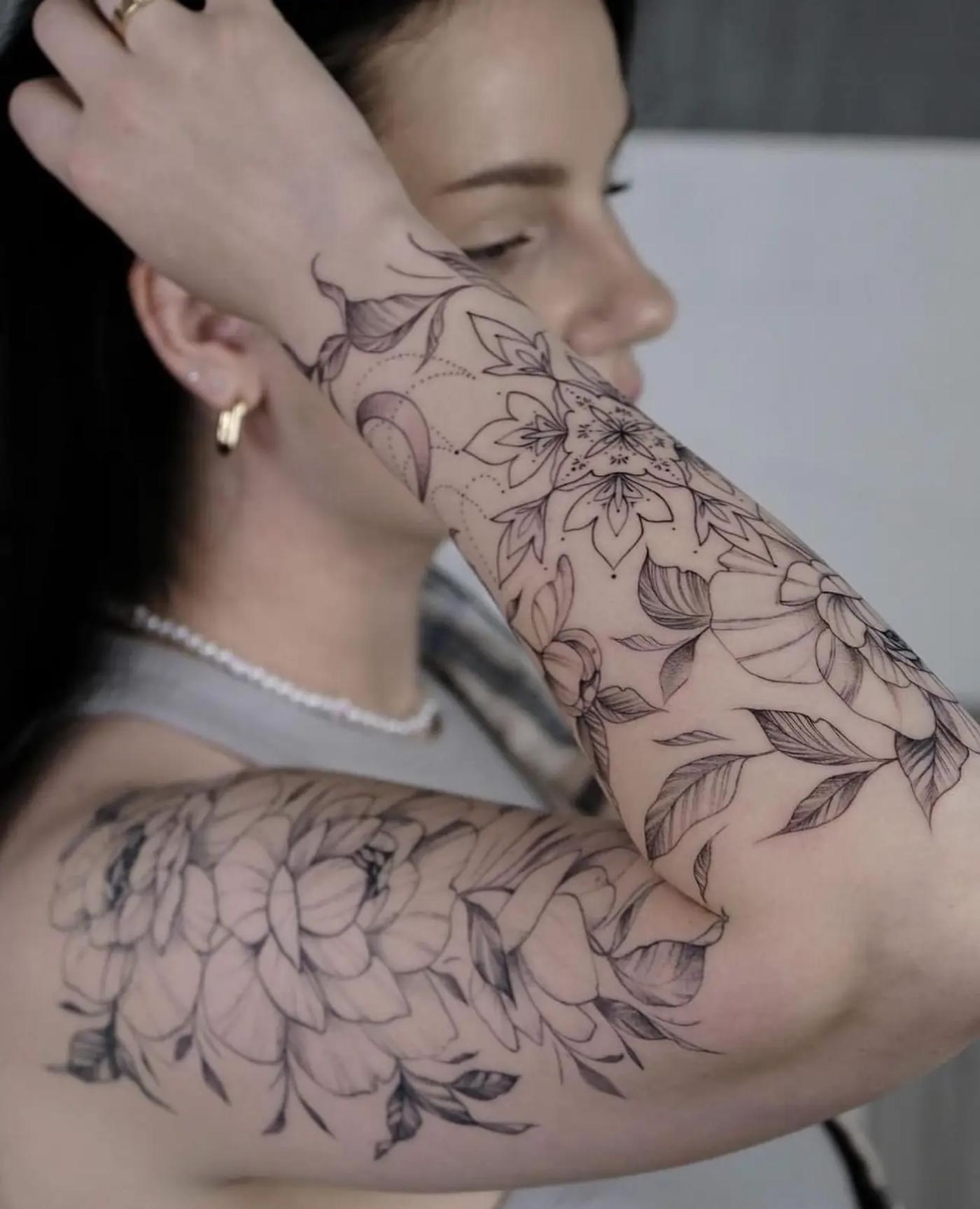 Florales Sleeve-Tattoo am Arm