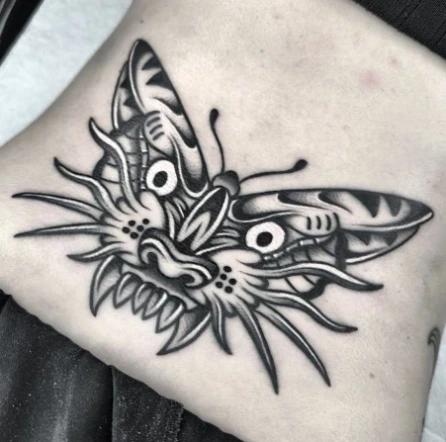 Traditionelles Schwarz-Weiß-Tattoo einer Tigermaske