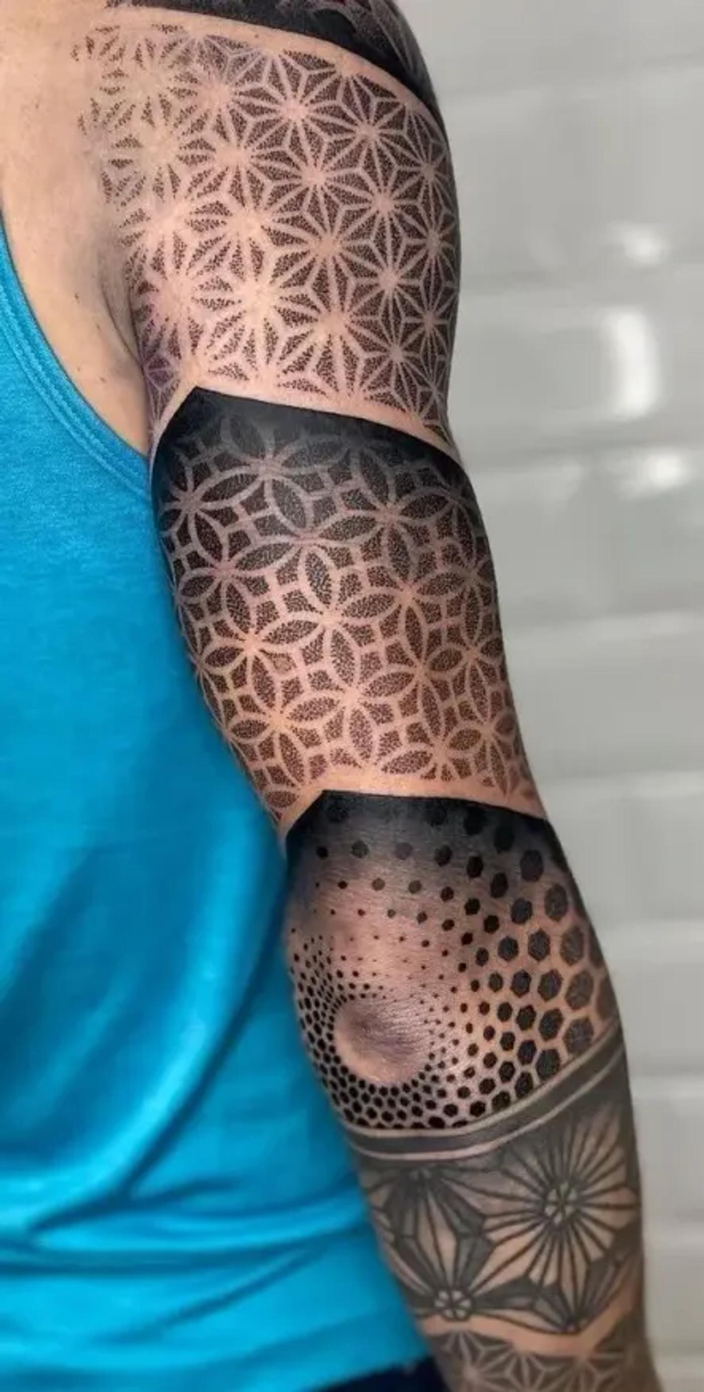 Geometrisches Sleeve-Tattoo am Arm