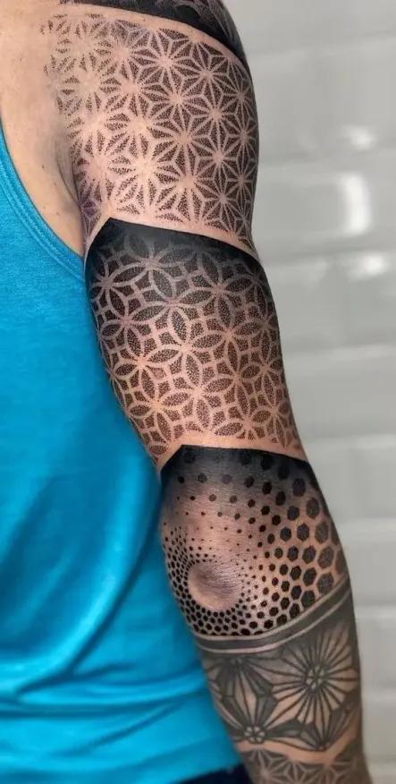 Geometrisches Sleeve-Tattoo am Arm