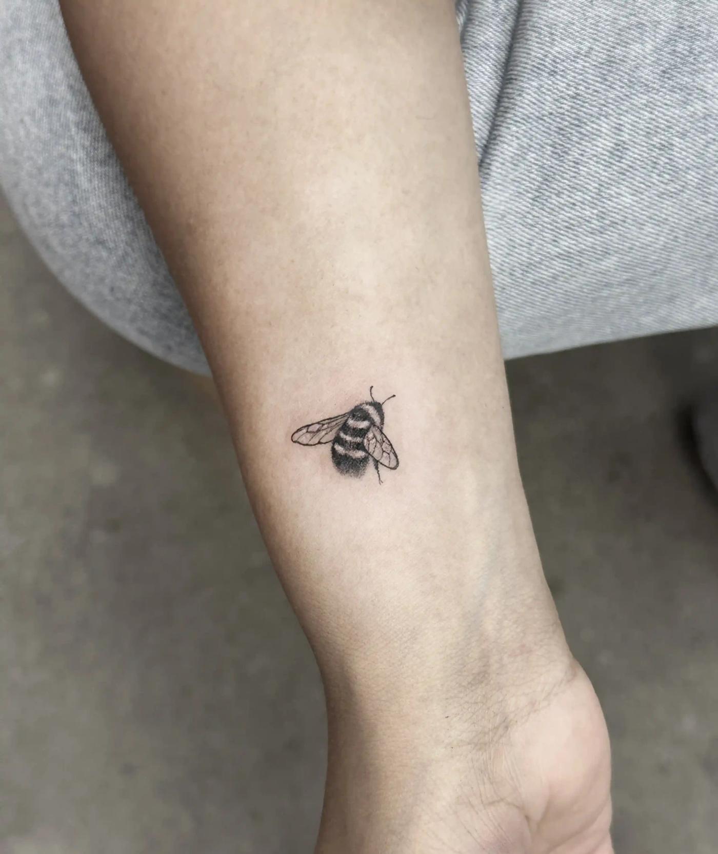 Winziges Fineline-Mikrorealismus-Tattoo einer Biene